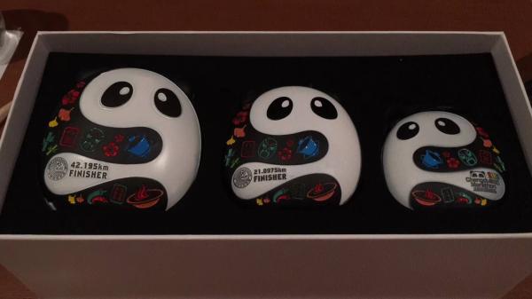 数万跑友竟为一头熊猫折腰，这样的马拉松文化简直“萌翻了”