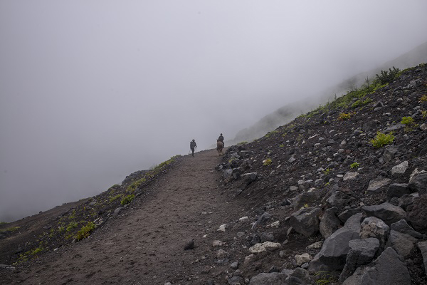 我在台风季登顶富士山