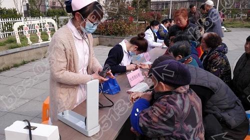 光明村社区：学雷锋在行动 爱心义诊送健康.jpg