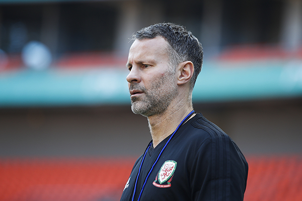 前线｜球迷夹道欢迎国足训练，吉格斯赛前先“卖关子”