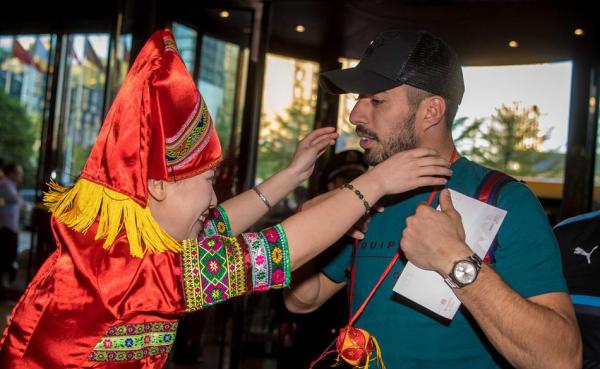 前线｜球迷夹道欢迎国足训练，吉格斯赛前先“卖关子”