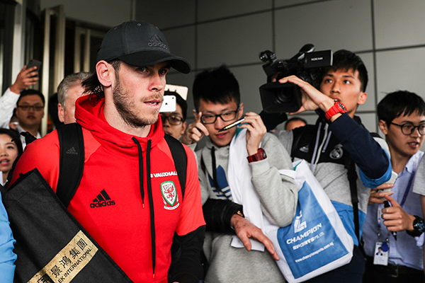 前线｜球迷夹道欢迎国足训练，吉格斯赛前先“卖关子”