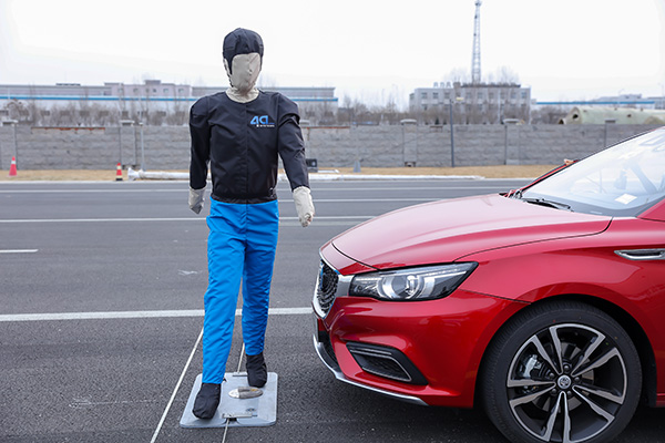 国内模拟真实路况首测体验：自动驾驶车遇行人乱穿马路怎么办