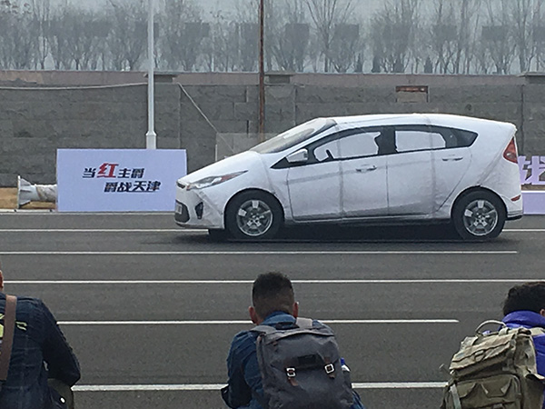 国内模拟真实路况首测体验：自动驾驶车遇行人乱穿马路怎么办