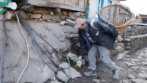 这些年，谁在清理珠峰的垃圾？