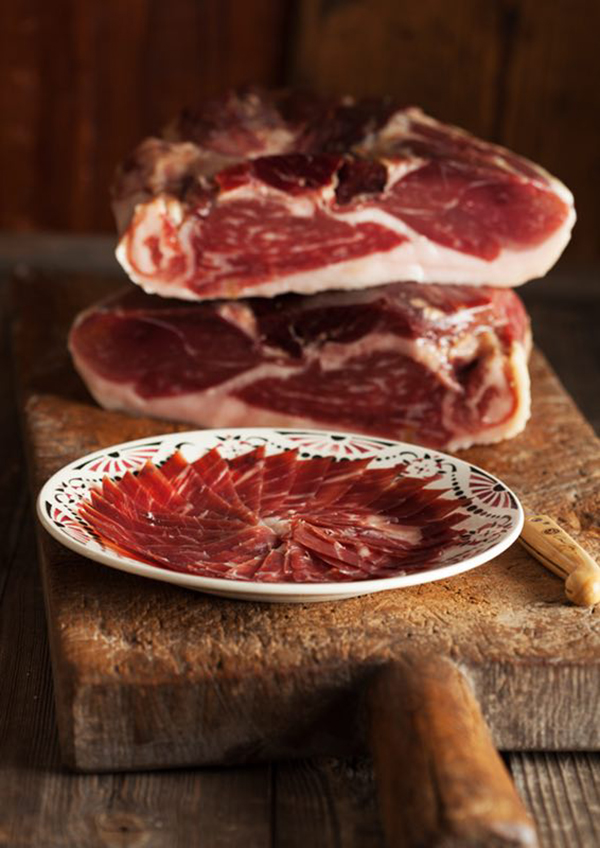 在火腿森林西班牙，寻找一棵行走的橄榄树