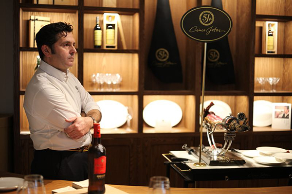 在火腿森林西班牙，寻找一棵行走的橄榄树