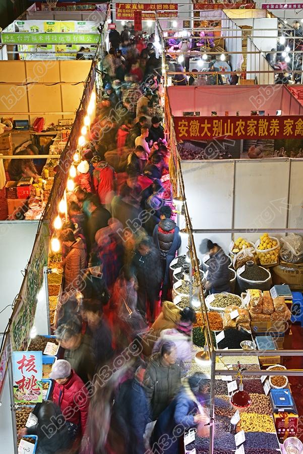 3.兴旺的年货市场.jpg