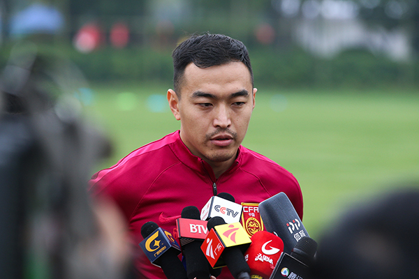国足队长冯潇霆：国足等不来“救世主”，先让更多孩子踢球吧
