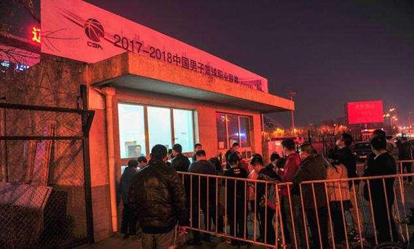 球票涨价，球迷排队，CBA季后赛这些年挣钱了吗