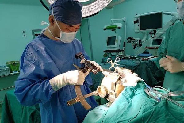 青海一患者严重痉挛连吃饭都难，来沪治愈写打油诗赠医生