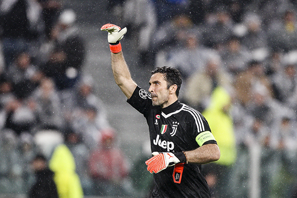 C罗的倒钩值得吹，但我们更心疼门前的老布冯