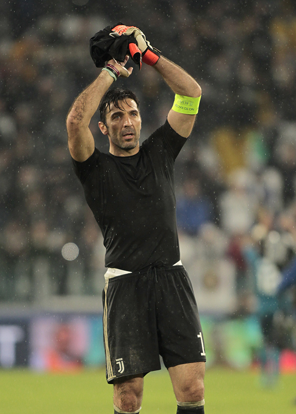 C罗的倒钩值得吹，但我们更心疼门前的老布冯