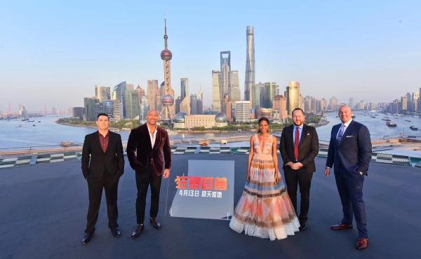 “巨石”强森又来啦，这次是要打怪兽