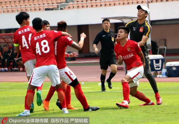 恒大预备队比赛两队友互殴，这该被足协禁赛几场？