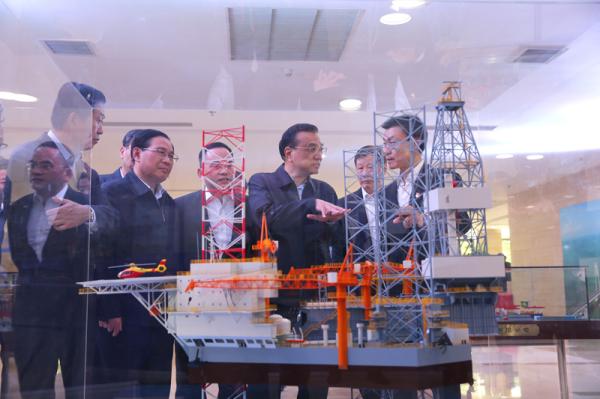 李克强考察振华重工：高品质的制造一定要衔接高品质的服务