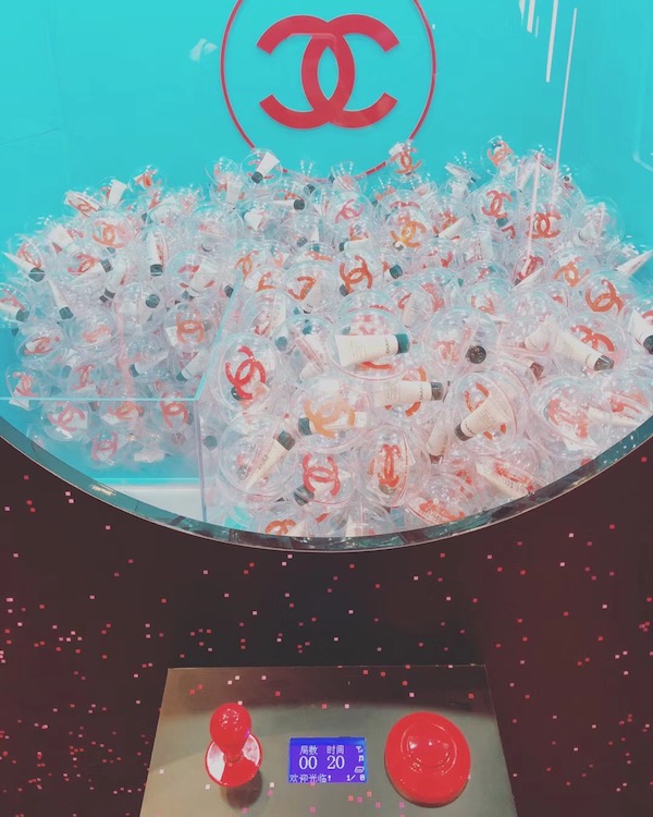 香奈儿在上海开了个限时游乐厅，要抓到娃娃却并不简单
