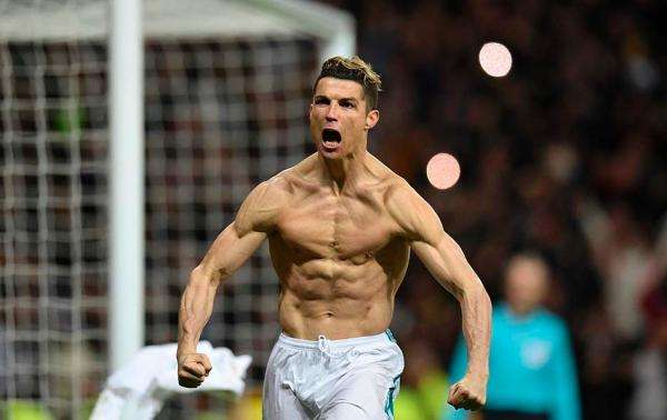 看着C罗恐怖的肌肉线条，33岁的他仿佛“冻龄”了