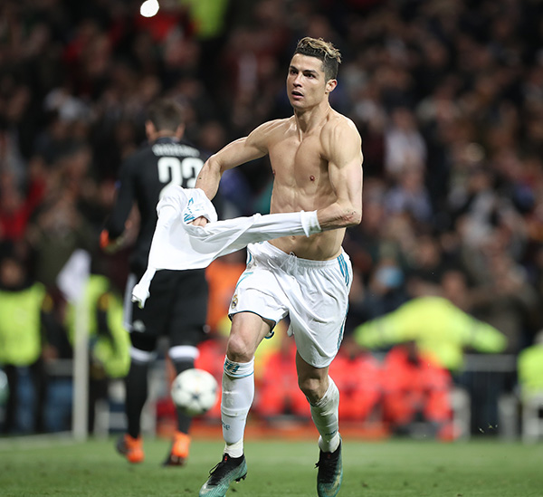 看着C罗恐怖的肌肉线条，33岁的他仿佛“冻龄”了