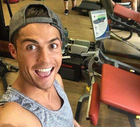 看着C罗恐怖的肌肉线条，33岁的他仿佛“冻龄”了