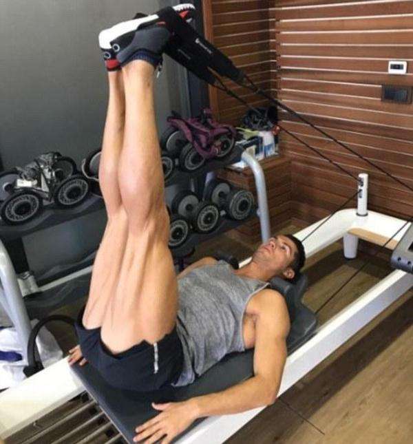 看着C罗恐怖的肌肉线条，33岁的他仿佛“冻龄”了