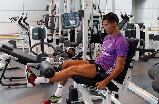 看着C罗恐怖的肌肉线条，33岁的他仿佛“冻龄”了