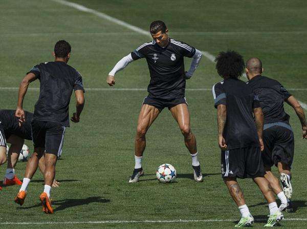 看着C罗恐怖的肌肉线条，33岁的他仿佛“冻龄”了