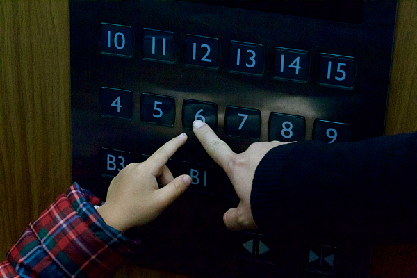 电梯内男子对女童露下体，遇到猥亵行为家长该怎么办？