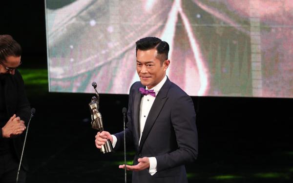 “劳模”古天乐终于拿到香港金像奖，“茶水工”获专业精神奖