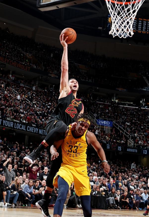 超越乔丹又怎样？骑士这表现，詹姆斯只能用头撞篮架了