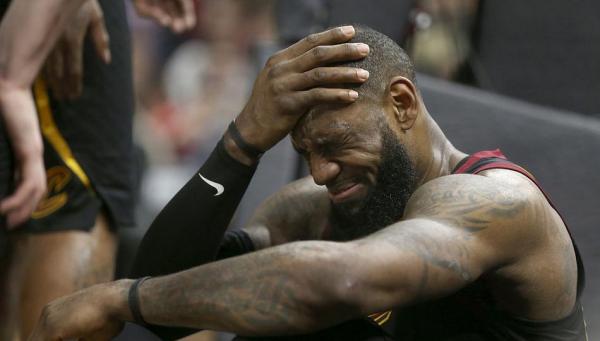 超越乔丹又怎样？骑士这表现，詹姆斯只能用头撞篮架了