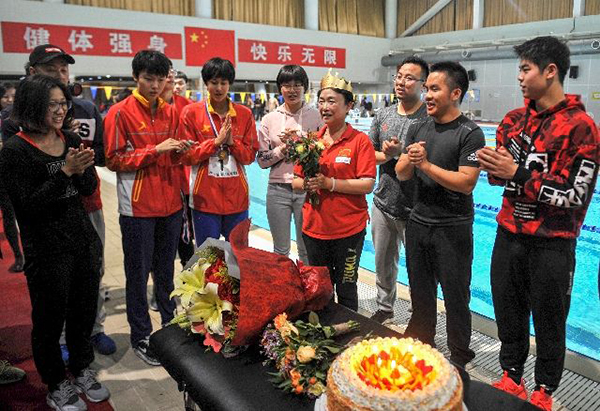 宁泽涛恩师叶瑾泳池过生日：44年坚守，她舍不得孩子们