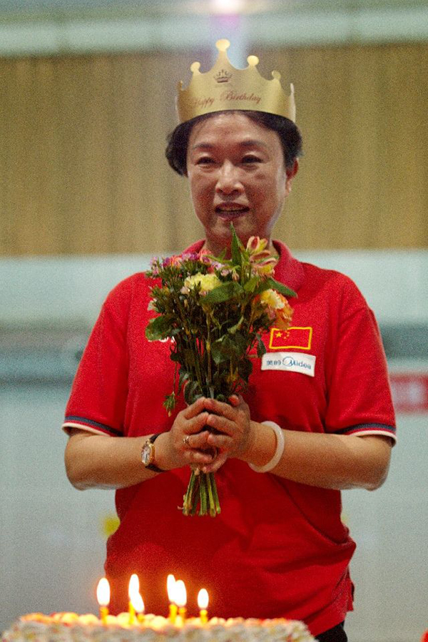 宁泽涛恩师叶瑾泳池过生日：44年坚守，她舍不得孩子们