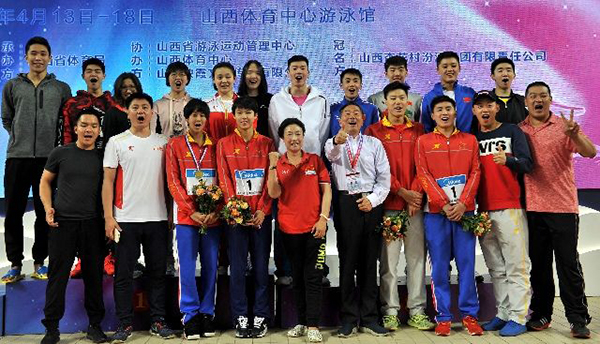 宁泽涛恩师叶瑾泳池过生日：44年坚守，她舍不得孩子们