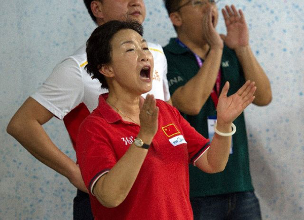 宁泽涛恩师叶瑾泳池过生日：44年坚守，她舍不得孩子们