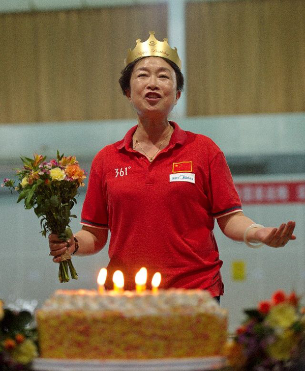 宁泽涛恩师叶瑾泳池过生日：44年坚守，她舍不得孩子们