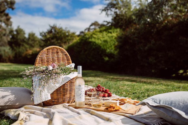 带上满满当当的野餐篮，呼朋唤友去野餐吧