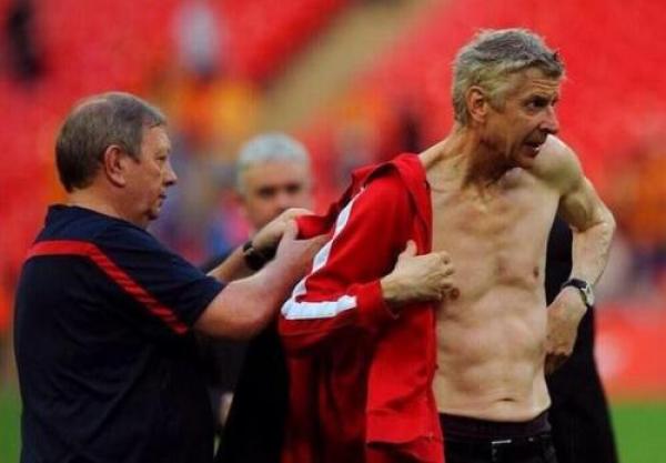 望着含辛茹苦的父母，就像温格拉扯阿森纳的岁月