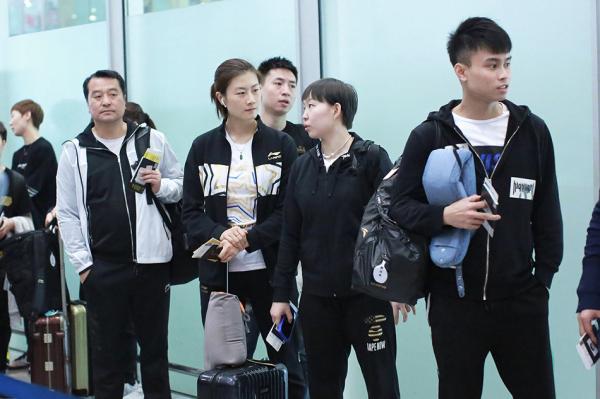 国乒出征逢春雨、马龙期待归时晴，张继科现身送队友出征瑞典