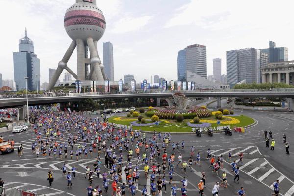 哪怕说好的雨水突变湿热，这场半马依旧收获不变的好评