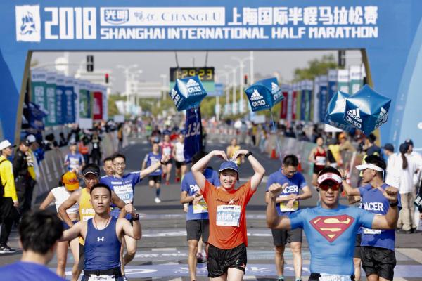 哪怕说好的雨水突变湿热，这场半马依旧收获不变的好评