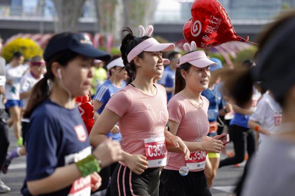 哪怕说好的雨水突变湿热，这场半马依旧收获不变的好评
