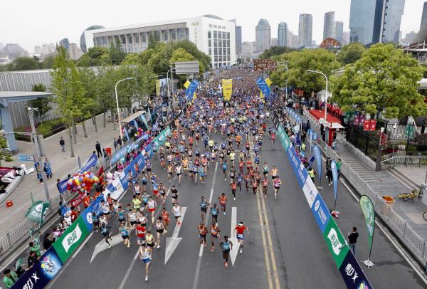 哪怕说好的雨水突变湿热，这场半马依旧收获不变的好评