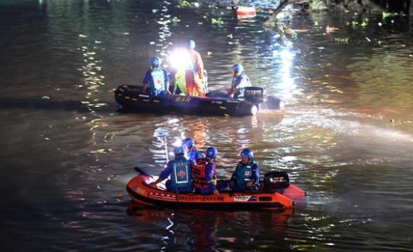 广西龙舟倾覆17人遇难，业余队伍不穿救生衣很常见