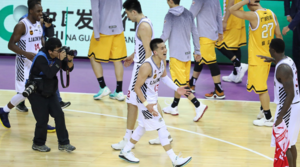 “千年老二”辽宁终于问鼎CBA，郭艾伦哭得像个孩子