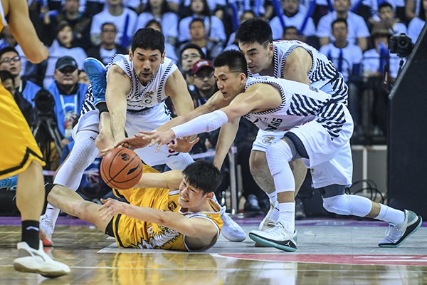 “千年老二”辽宁终于问鼎CBA，郭艾伦哭得像个孩子