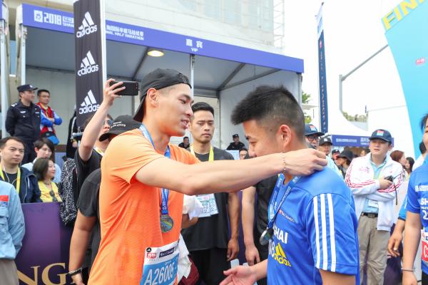 肌肉型男杨祐宁：告别“炫跑族”，才会明白马拉松精神