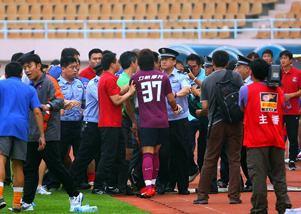 人民日报：学会换位思考，对中超裁判少些苛责