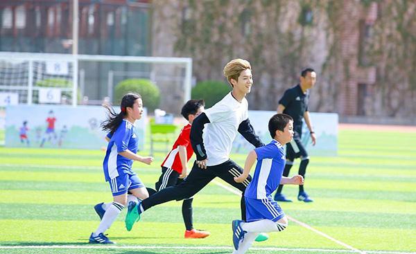 球迷鹿晗的自白：除了吃喝睡，足球最重要