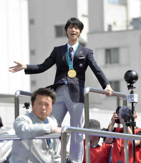 什么是花滑神仙？羽生结弦巡游，被11万粉丝包围了